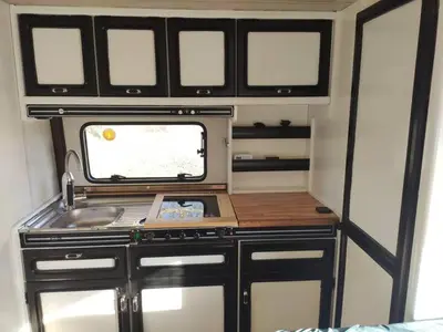 Cuisine ou kitchenette dans l'établissement Caravane avec spa privatif en campagne