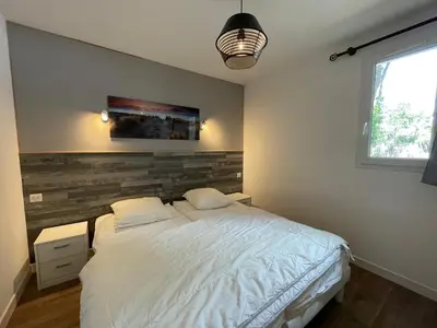 Un ou plusieurs lits dans un hébergement de l'établissement Maison charmante 4 pers. calme, proche forêt, terrasse, parking - FR-1-323-560