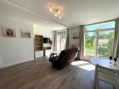 Télévision ou salle de divertissement dans l'établissement Maison charmante 4 pers. calme, proche forêt, terrasse, parking - FR-1-323-560