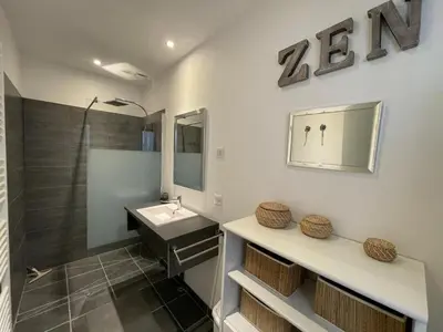 Salle de bains dans l'établissement Maison charmante 4 pers. calme, proche forêt, terrasse, parking - FR-1-323-560