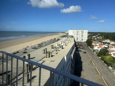 Vue générale sur la mer ou vue sur la mer prise depuis l'appartement