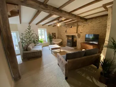 Télévision ou salle de divertissement dans l'établissement Maison l'or du temps gite Les Vignes