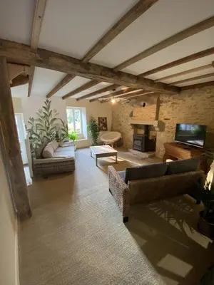 Télévision ou salle de divertissement dans l'établissement Maison l'or du temps gite Les Vignes