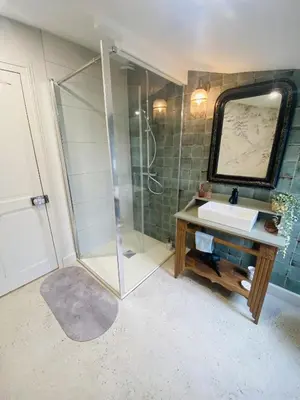 Salle de bains dans l'établissement Maison l'or du temps gite Les Vignes