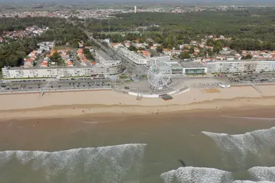 Vue générale sur la mer ou vue sur la mer prise depuis l'appartement