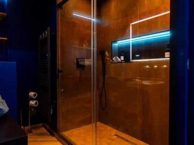 Salle de bains dans l'établissement Le Voluptueux - Sauna - Jacuzzi - Centre-Ville