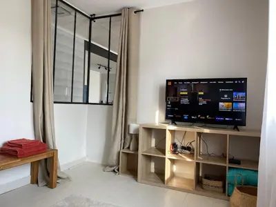 Télévision ou salle de divertissement dans l'établissement Saint Nazaire 4 chbres 15min de la plage à Saint Marc KER LOT MARC