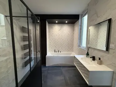 Salle de bains dans l'établissement Suite Marguerite - Haussmannien chic hyper centre