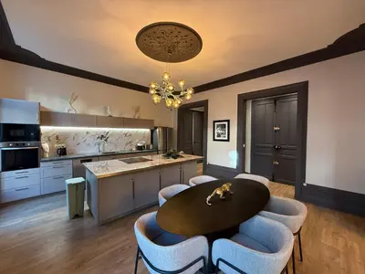 Cuisine ou kitchenette dans l'établissement Suite Marguerite - Haussmannien chic hyper centre