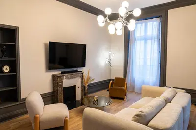 Télévision ou salle de divertissement dans l'établissement Suite Marguerite - Haussmannien chic hyper centre
