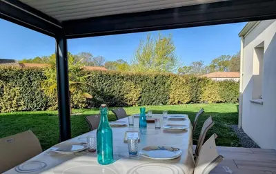 Jardin de l'établissement Les Merisiers - Maison moderne avec jardin