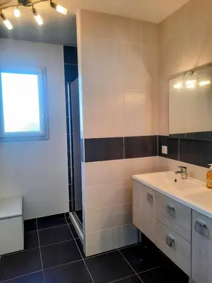 Salle de bains dans l'établissement Les Merisiers - Maison moderne avec jardin