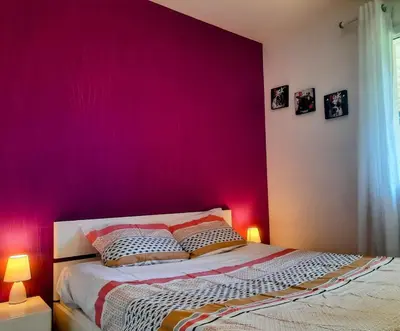 Un ou plusieurs lits dans un hébergement de l'établissement Les Merisiers - Maison moderne avec jardin