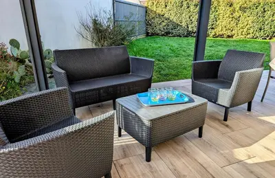 Coin salon dans l'établissement Les Merisiers - Maison moderne avec jardin