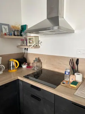 Cuisine ou kitchenette dans l'établissement Casa Cocon -Charmant T3-plages, centre ville- 4 personnes