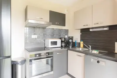 Cuisine ou kitchenette dans l'établissement Maison 8 pers à 15min à pied de la plage avec jardin