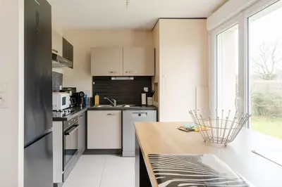 Cuisine ou kitchenette dans l'établissement Maison 8 pers à 15min à pied de la plage avec jardin