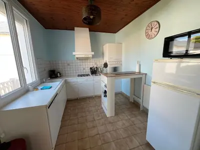 Cuisine ou kitchenette dans l'établissement Maison de famille à 300m de la plage