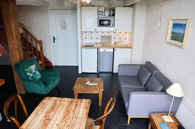 Cuisine ou kitchenette dans l'établissement Eco-Domaine La Fontaine - RESIDENCE-SPA - 300 m Plage de la Fontaine aux Bretons