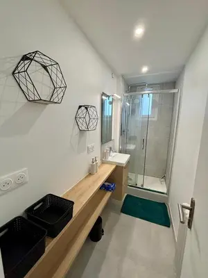 Salle de bains dans l'établissement La Madeleine avec parking