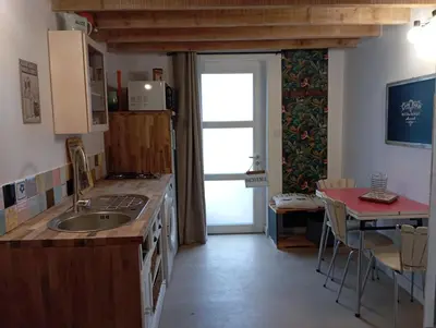Cuisine ou kitchenette dans l'établissement Hébergement dans village de bord de Loire