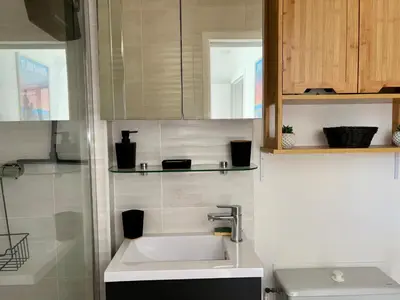 Cuisine ou kitchenette dans l'établissement Appartement cosy à 50m de la plage à St Hilaire de Riez - FR-1-323-561