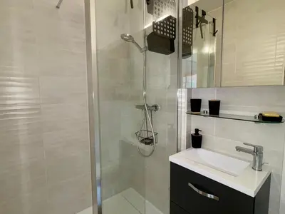 Salle de bains dans l'établissement Appartement cosy à 50m de la plage à St Hilaire de Riez - FR-1-323-561