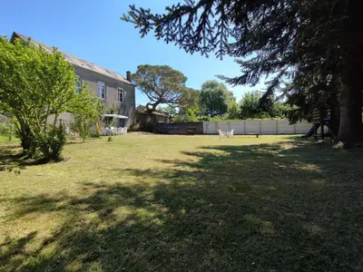 Jardin de l'établissement Ancienne école proche du Puy du Fou