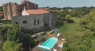 Piscine de l'établissement Le Logis du Vieux Donjon ou située à proximité
