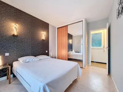 Un ou plusieurs lits dans un hébergement de l'établissement Maison tout confort avec jardin, à 1km de la plage