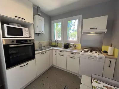 Cuisine ou kitchenette dans l'établissement Maison cosy près plage avec jardin et parking - FR-1-224C-332