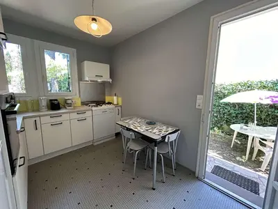 Cuisine ou kitchenette dans l'établissement Maison cosy près plage avec jardin et parking - FR-1-224C-332