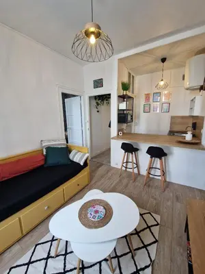 Cuisine ou kitchenette dans l'établissement Le Savary appart centre-ville près des Chantiers