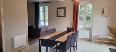 Coin salon dans l'établissement Maison proche étang et circuit vélo