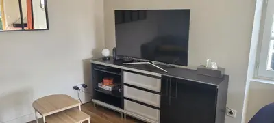 Télévision ou salle de divertissement dans l'établissement Maison proche étang et circuit vélo