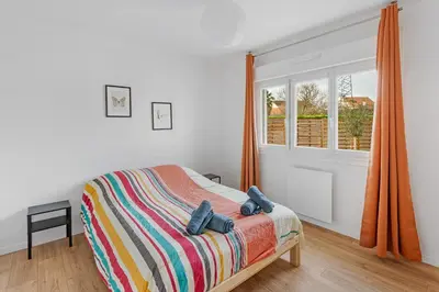 Un ou plusieurs lits dans un hébergement de l'établissement La Catinou - Maison confortable et spacieuse