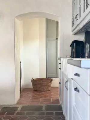 Cuisine ou kitchenette dans l'établissement Le Manoir médiéval de Garance