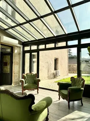 Coin salon dans l'établissement Le Manoir médiéval de Garance