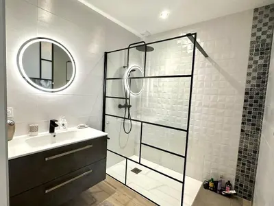 Salle de bains dans l'établissement Villa récente spacieuse piscine St Gilles