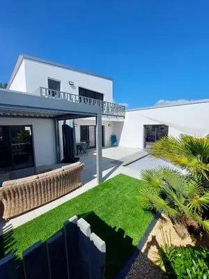 Jardin de l'établissement Villa récente spacieuse piscine St Gilles
