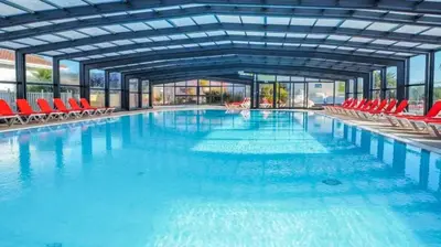 Piscine de l'établissement ZEcamping familial parc aquatique et piscine couverte ou située à proximité