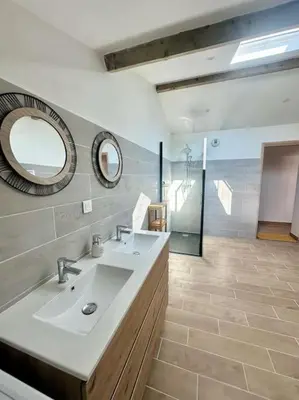 Salle de bains dans l'établissement L acheneau