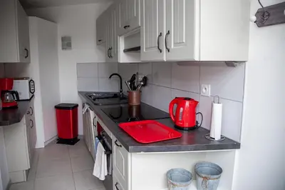 Cuisine ou kitchenette dans l'établissement Rez de chaussée, place du marché, plage à pied