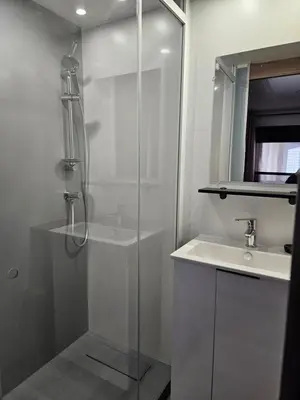 Salle de bains dans l'établissement Chez Sandy et Romain