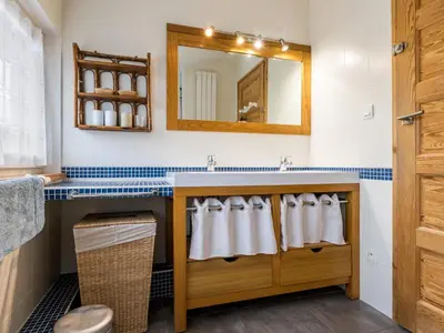 Salle de bains dans l'établissement Maison éco près de la mer avec jardin et wifi - FR-1-306-1291