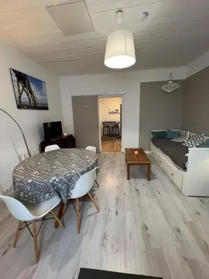 Coin salon dans l'établissement Maison 43m2 meublée 200m plage