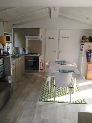 Cuisine ou kitchenette dans l'établissement Mobil home 6 à 8pers FUN PASS NON INCLUS