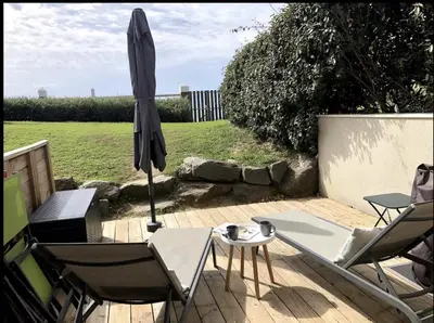 Jardin de l'établissement Charmant T2 direct plage