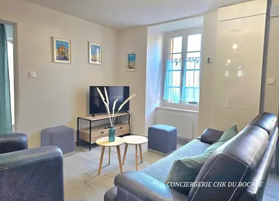 Coin salon dans l'établissement Le Relais 19 centre bourg T4 100m2 - 4min à Puy duFou