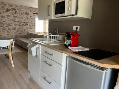 Cuisine ou kitchenette dans l'établissement La Millière - Piscine & Campagne - Lescure